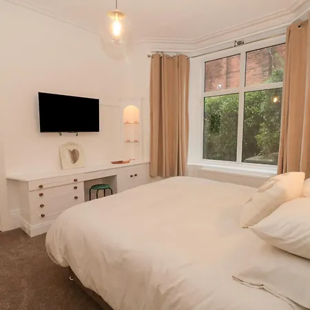 28 Manor Road *