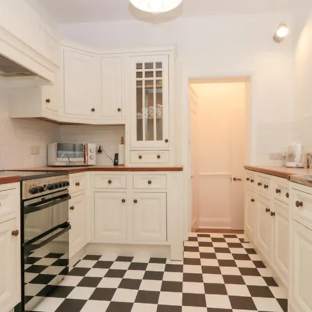 28 Manor Road *