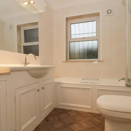 28 Manor Road Скарборо